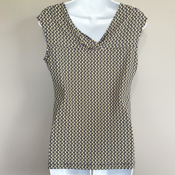 New York & Company Sleeveless Blouse With V Cut Neck Medium - Picture 2 of 6